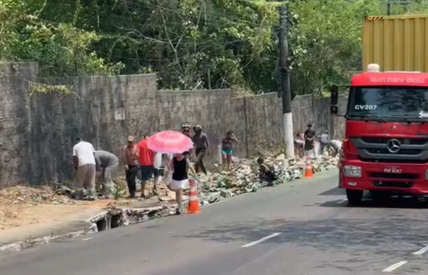 VÍDEO: Caminhão tomba e população furta carga de cerveja na Av. Rodrigo Otávio