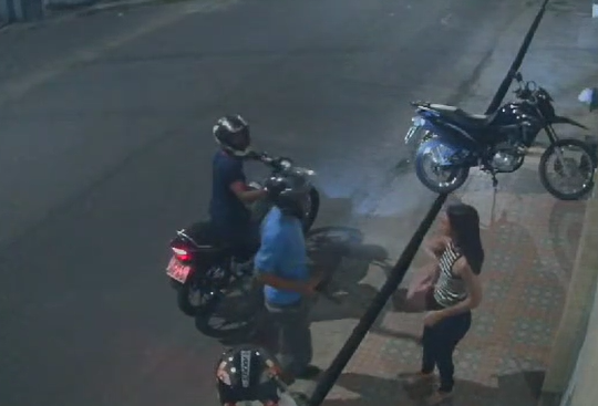 VÍDEO: Criminosos armados assaltam mulheres na frente de casa no Novo Aleixo VÍDEO: Criminosos armados assaltam mulheres na frente de casa no Novo Aleixo