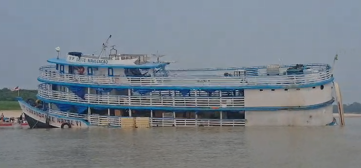 VÍDEOS: passageiros entram em pânico durante naufrágio de barco no Amazonas