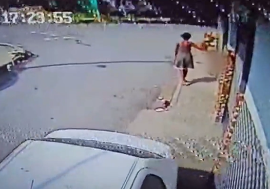 VÍDEO: Mãe é flagrada chutando filha de 3 anos no Jorge Texeira