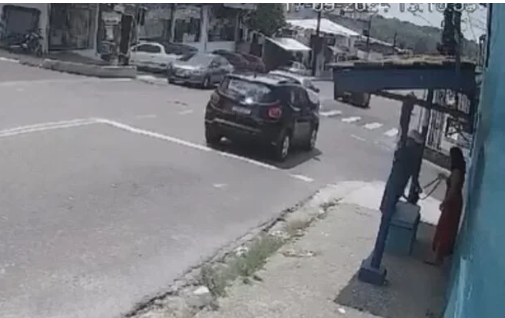 VÍDEO: Criminoso com faca assalta mulher em parada de ônibus na Cidade Nova