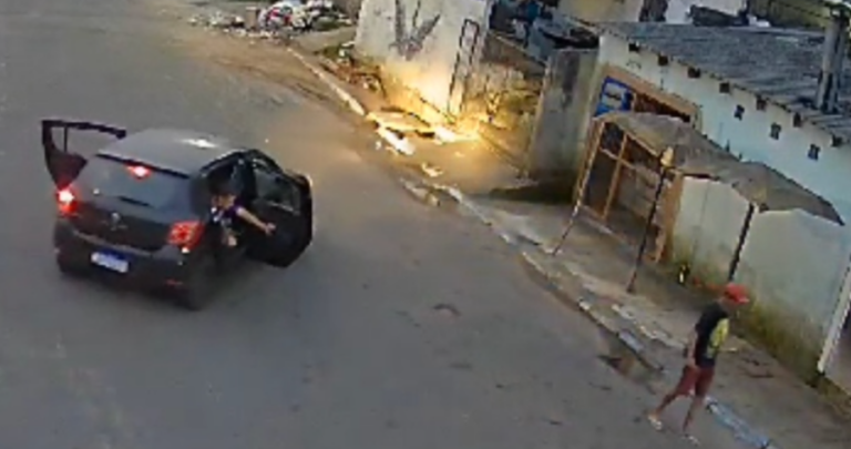IMAGENS FORTES: Veja o momento que homem é metralhado em frente de casa em Porto Alegre