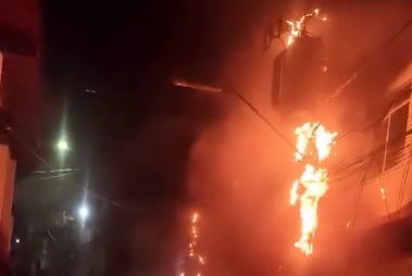 VÍDEO: Transformador pega fogo e atinge prédio no Crespo