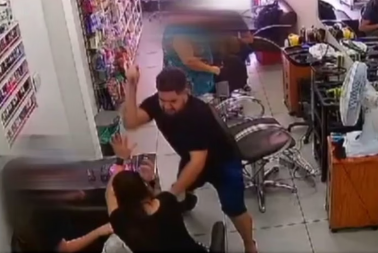 VÍDEO: Homem mata ex-mulher com 15 facadas dentro de salão de beleza em SP