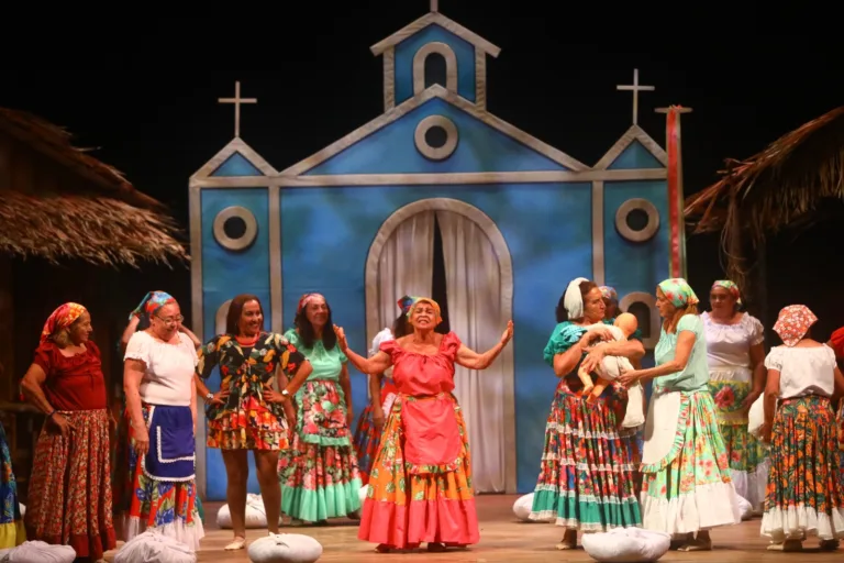 Espetáculo ‘Estórias que meu pai contou’ é protagonizado por pessoas idosas no Teatro Amazonas