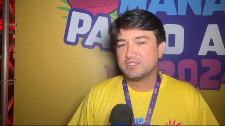 VÍDEO: ‘Chuva veio para energizar’, diz Jender Lobato sobre o clima na 2° noite do Manaus Passo a Paço 