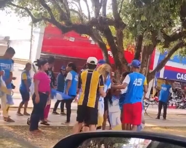 Vídeo: Em Itacoatiara, apoiadores de candidato a prefeito brigam em panfletagem