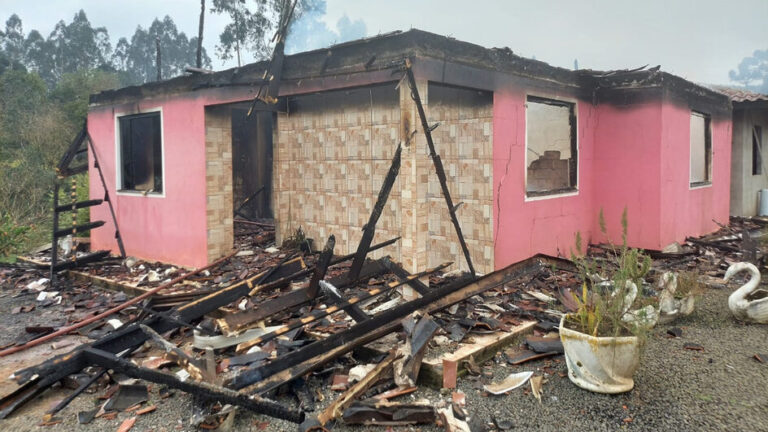 Incêndio destrói casa e deixa mulher ferida em Irineópolis (SC); marido é o principal suspeito
