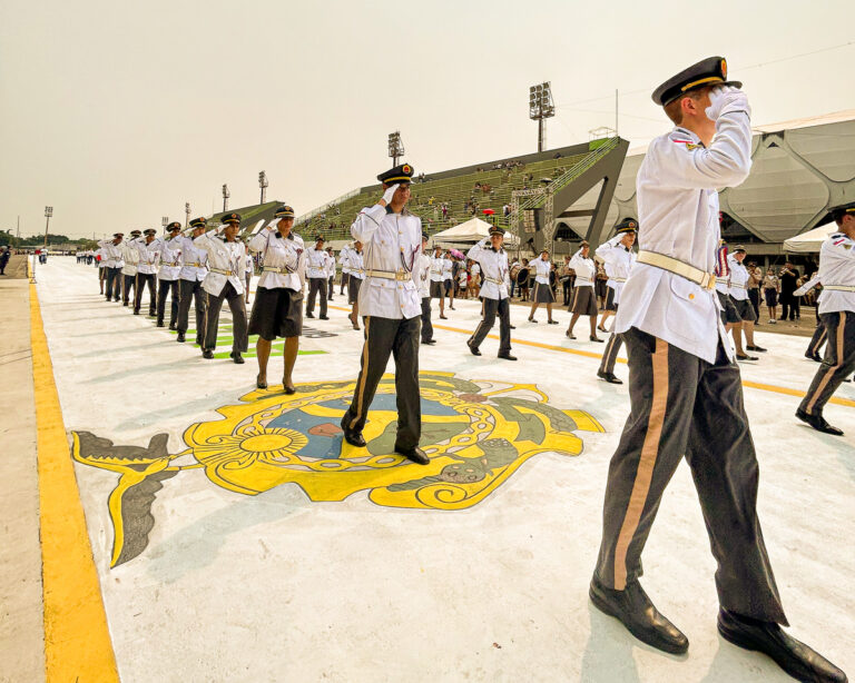Desfile de colégios militares reúne mais de 4 mil pessoas no Sambódromo