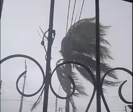 VÍDEOS: Temporal volta a tomar conta de bairros em Manaus nesta terça