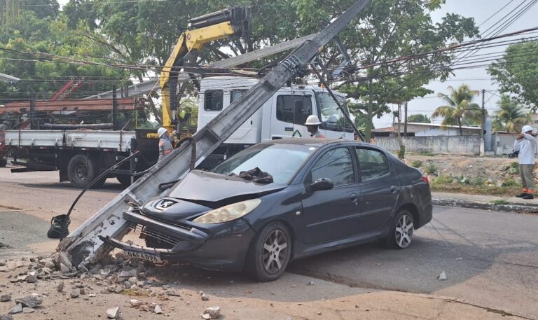 Mulher perde o controle de carro e destrói poste no Igarapé do Passarinho