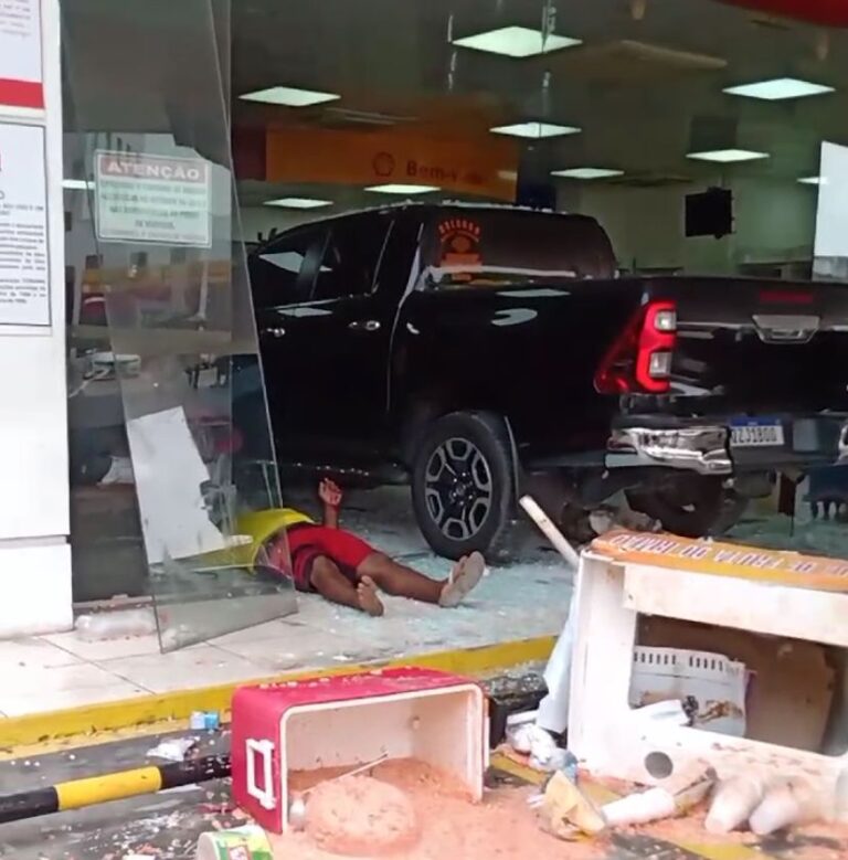 VÍDEOS: Motorista embriagado invade conveniência e atropela duas pessoas em Manaus