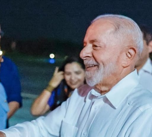 Lula desembarca em Manaus para tratar sobre estiagem e queimadas na região