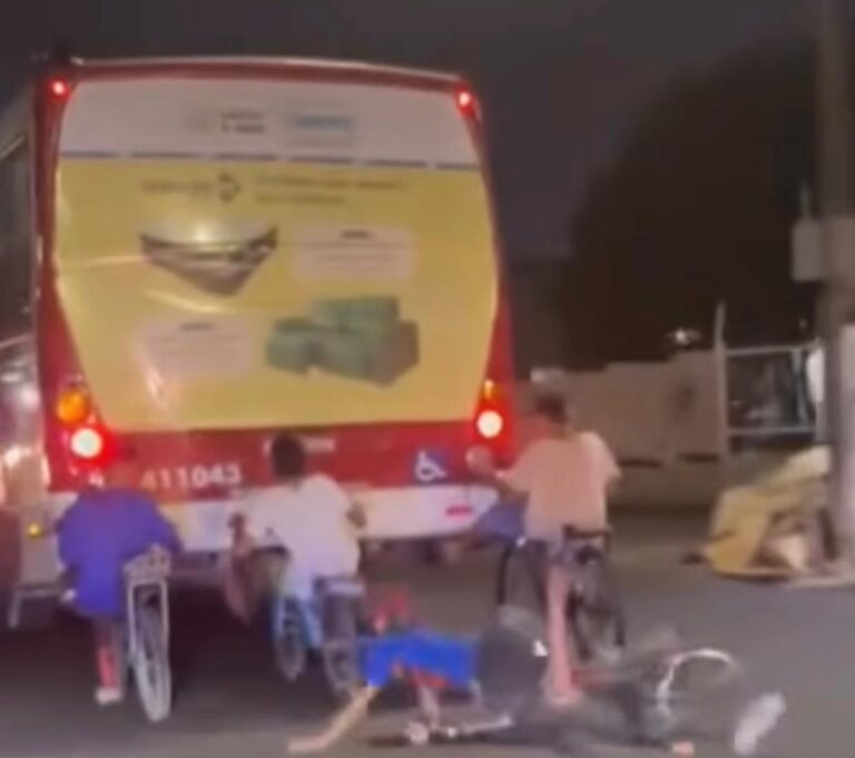 VÍDEO: adolescente cai de cabeça no chão após ‘pegar carona’ na traseira de ônibus em Manaus