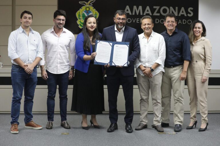 Wilson Lima assina contrato para construção de residencial do Amazonas Meu Lar em Petrópolis