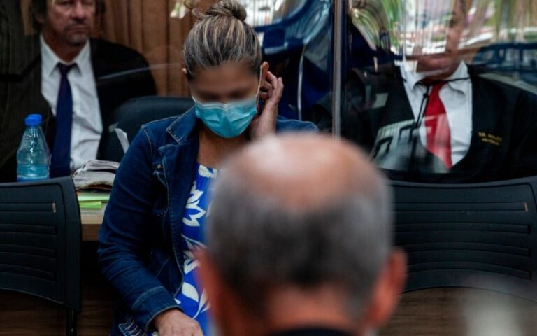 Mulher é condenada a nove anos de prisão após matar vizinha com facada no peito