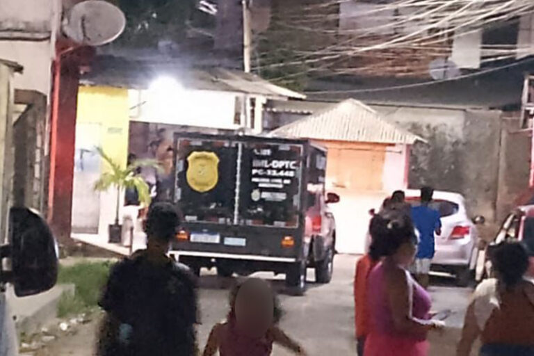 Homem é arrastado pelas ruas do Centro de Manaus e morto a tiros