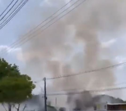 Vídeo: fogo consome vegetação próxima à Av. das Torres