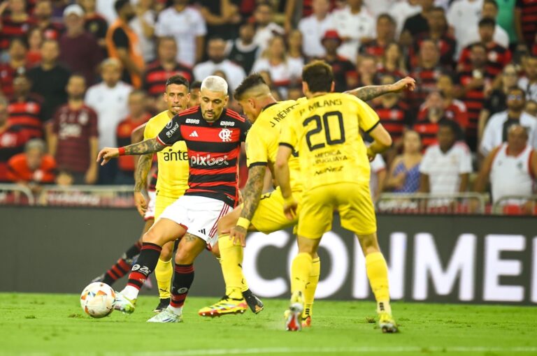 Flamengo perde para o Penãrol na Libertadores; torcida xinga Tite e vaia jogadores
