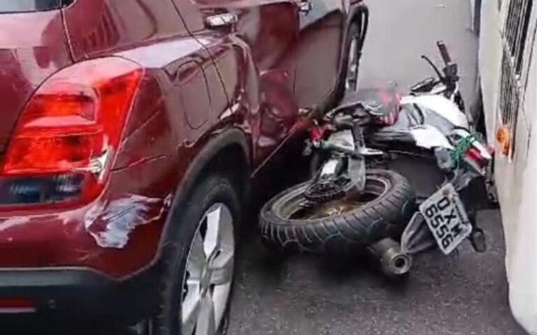 VÍDEO: Motociclista e passageira ficam feridos ao serem prensados por ônibus em Manaus