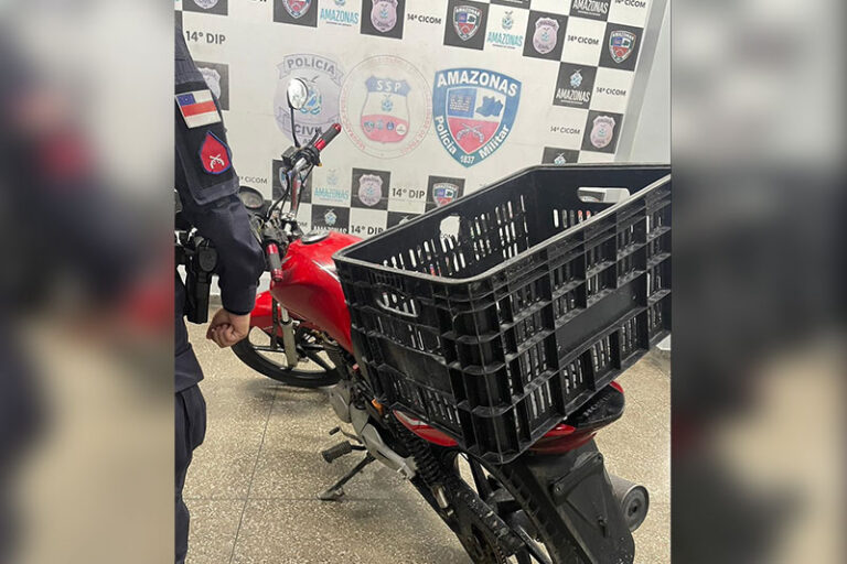 Homem é preso empurrando motocicleta roubada e sem placa na zona Leste de Manaus