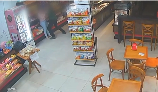 VÍDEO: mulher desmaia após ser enforcada pelo marido durante briga em padaria