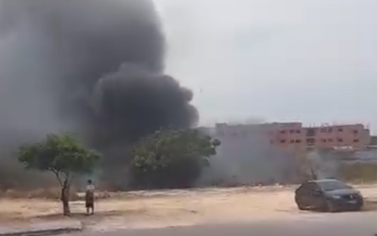 VÍDEO: Incêndio de grandes proporções atinge área de mata perto de escola de samba em Manaus VÍDEO: Incêndio de grandes proporções atinge área de mata perto de escola de samba em Manaus