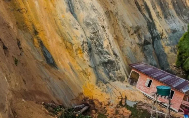 Na madruga desta quinta-feira (26/09), um deslizamento de terra conhecido como "terras caídas", atingiu várias residências