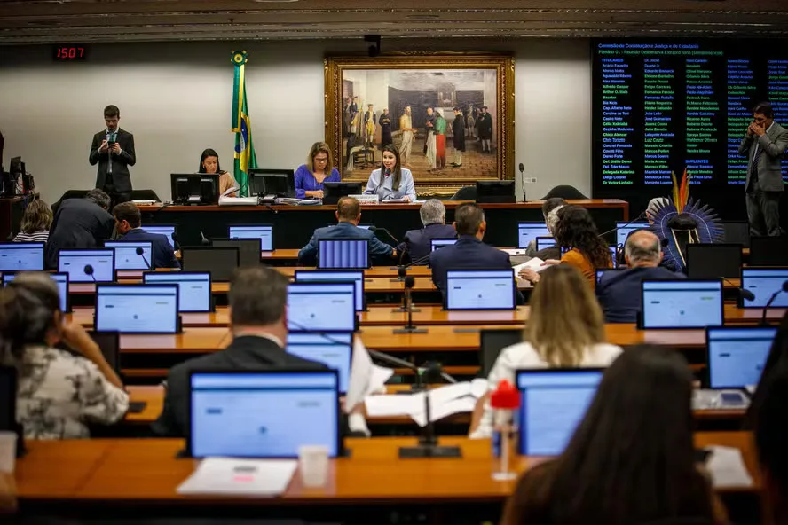 Proposta que visa limitar poder de ministros do STJ avança em comissão da Câmara
