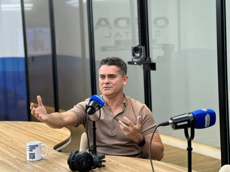Em entrevista, David Almeida enaltece Braga e Omar e diz que ideologia política é “punir o povo”