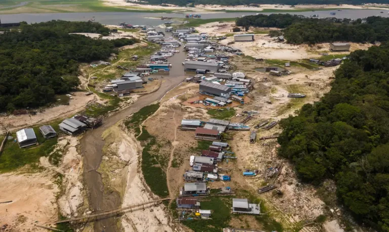 Seca histórica no Amazonas: Rio Negro bate novo recorde