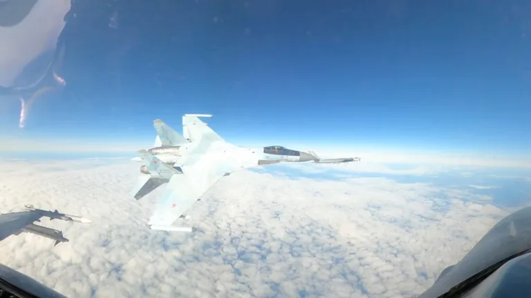 VÍDEO: Caça russo "tira fino" de jato dos EUA ao ser interceptado sobre o Alasca