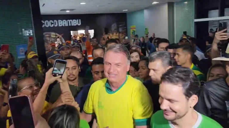 Com gritos de “mito”, Bolsonaro é recepcionado no aeroporto de Manaus