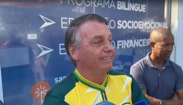 Bolsonaro vota no RJ e projeta avanço do PL em outras três cidades do país