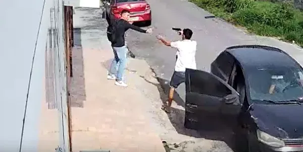 VÍDEO: criminoso aponta arma para homem durante assalto na Cidade Nova