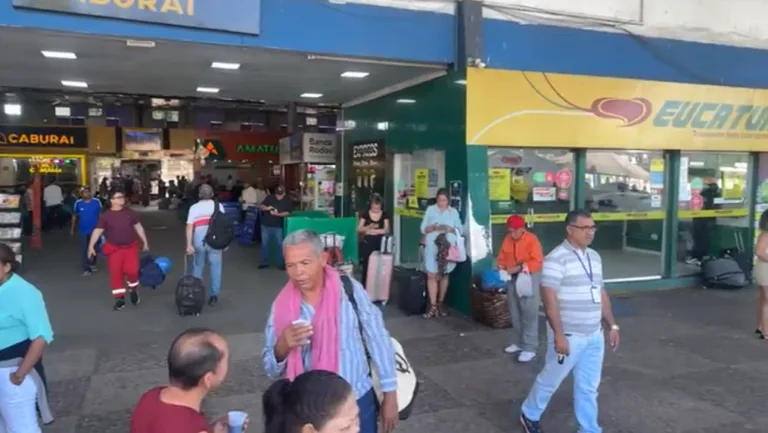 VÍDEO: Ônibus de Manaus para Manacapuru atrasa e causa transtorno a eleitores