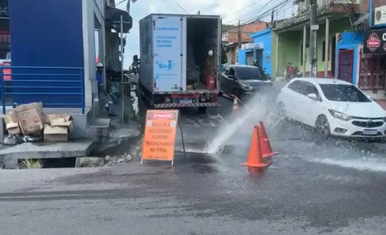 VÍDEO: tubulação rompe e causa vazamento de água em rua no Novo Aleixo
