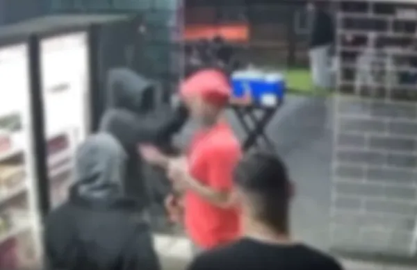 VÍDEO: homem é ‘crivado’ de bala durante discussão em loja de conveniência no Paraná