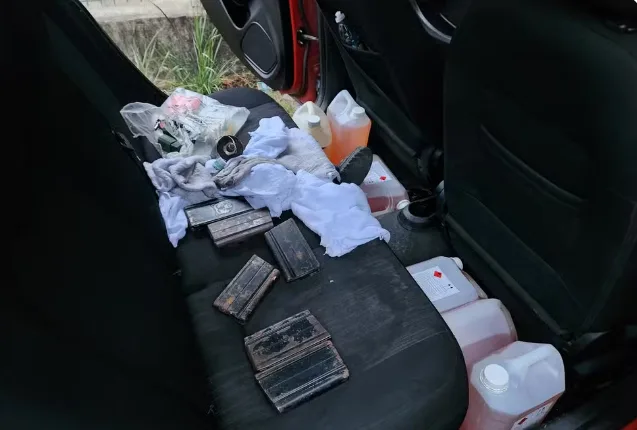 Carros com granadas e explosivos são encontrados ao lado de escolas e UPA no RJ