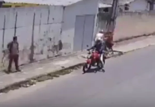 VÍDEO: idosa é agredida por criminoso durante assalto no Novo Aleixo