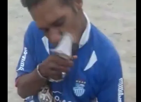 VÍDEO: Homem leva a pior ao brincar com jiboia no Amazonas