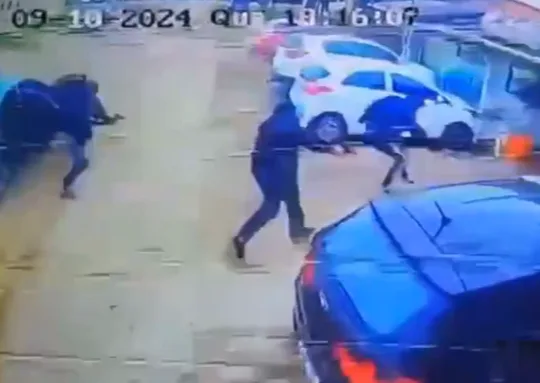 IMAGEM FORTE: Líder de facção é “crivado de bala” após deixar presídio de Charqueadas, no RS