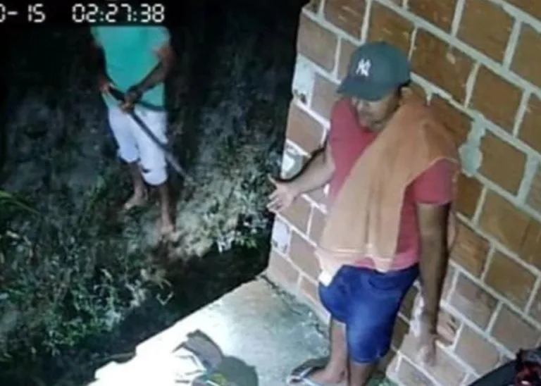 Vídeo: Homem é flagrado furtando calcinhas e apanha de morador, no interior de PE