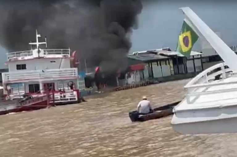 VÍDEOS: Posto de combustível flutuante pega fogo em porto de Coari