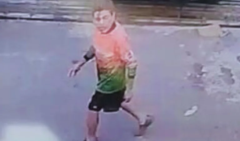Veja o momento que homem finge ser cliente de loja e rouba celular em Manaus