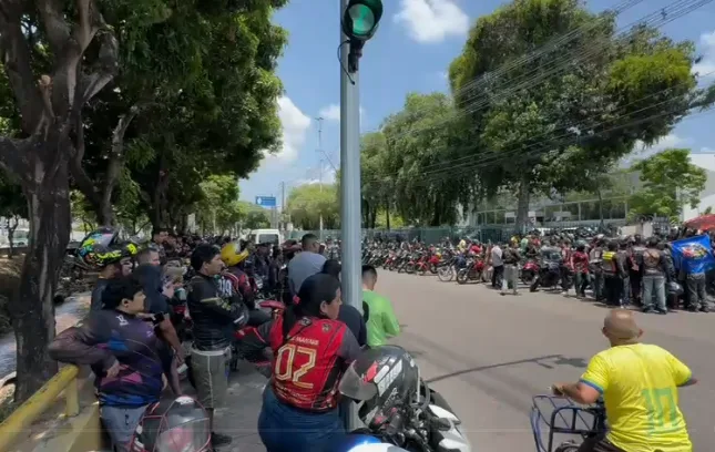 Motociclistas de app protestam em frente à prefeitura contra lei que regulamenta serviço em Manaus