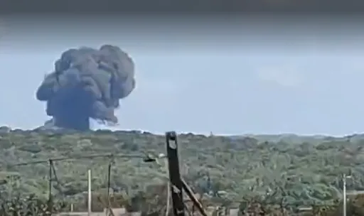 VÍDEO: Caça da FAB cai em área de mata em Natal