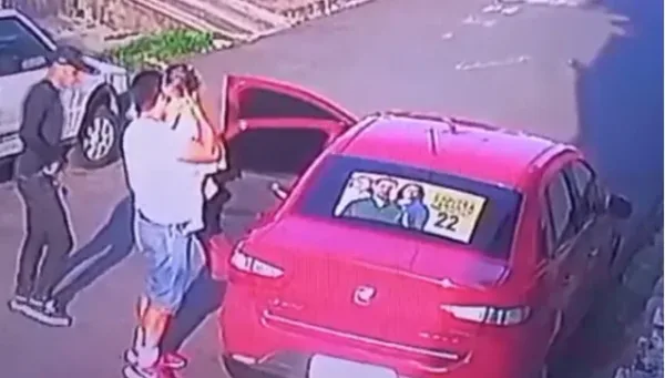 Vídeo mostra momento em que criança é retirada de carro durante assalto em Manaus