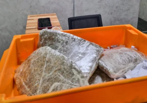 Passageira com nome falso é presa com dois quilos de maconha no aeroporto de Manaus
