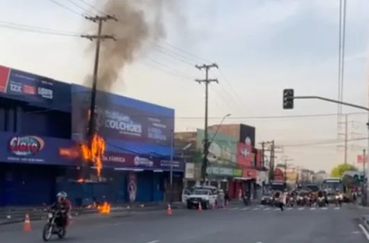 URGENTE: fiação de poste pega fogo e quase atinge loja na zona Leste de Manaus; veja vídeo
